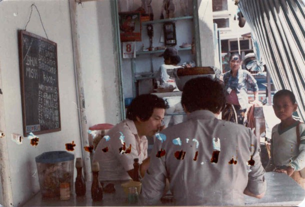 Warung soto jeroan di sebelah kelenteng Tay Kak Sie (1981) : Sunday :  8. March 1981