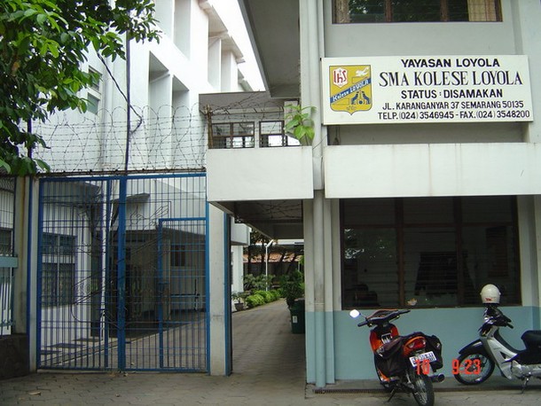 Kollege Loyola, Jalan Karanganyar 37, Semarang, pintu-gerbang timur (2007) : Tuesday : 10. April 2007