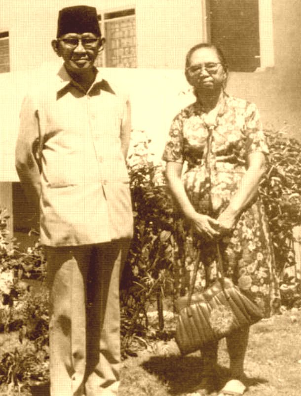 Bapak Poerbo Soesanto dengan istri : Sunday :  1. January 1967