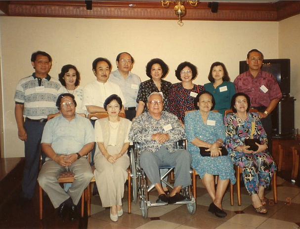 Foto Bersama dgn Almarhum Meneer Lie Sik Tiong : Tuesday :  9. January 1996