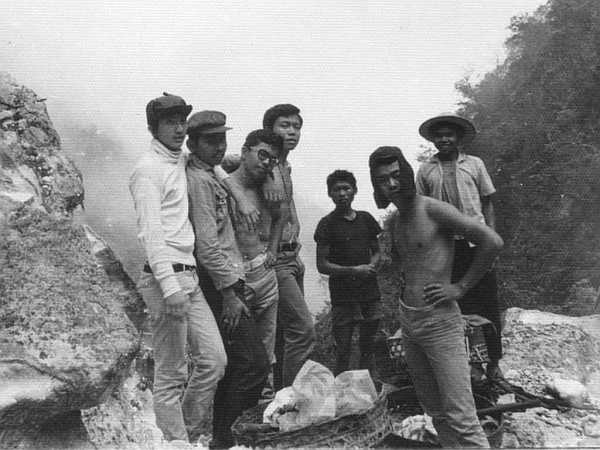 Tukang pikul ini membawa beban tapi jalan lebih cepat dari kita : Thursday : 20. August 1970