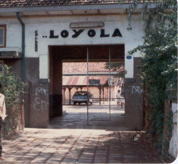 Kollege Loyola, Jalan Karanganyar 37, Semarang, pintu-gerbang timur (1981) : Sunday : 08. March 1981