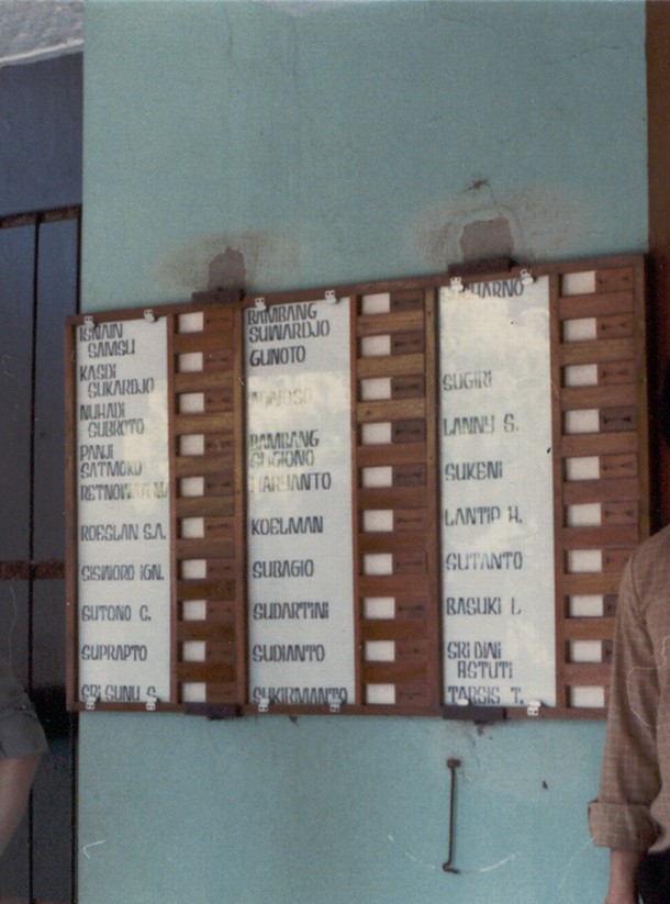 Kollege Loyola, Jalan Karanganyar 37, Semarang, depan ruang guru (1981) : Sunday : 08. March 1981