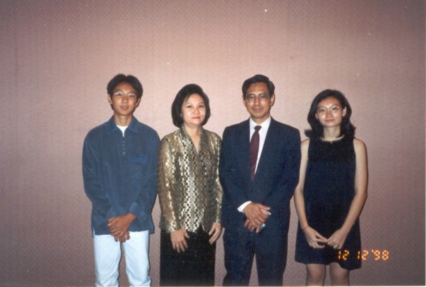 Kwee Hoo Liang (Adhy Trisnanto Hernadi) (3E 1969 Kollege Loyola) dan keluarga : Saturday : 12. December 1998