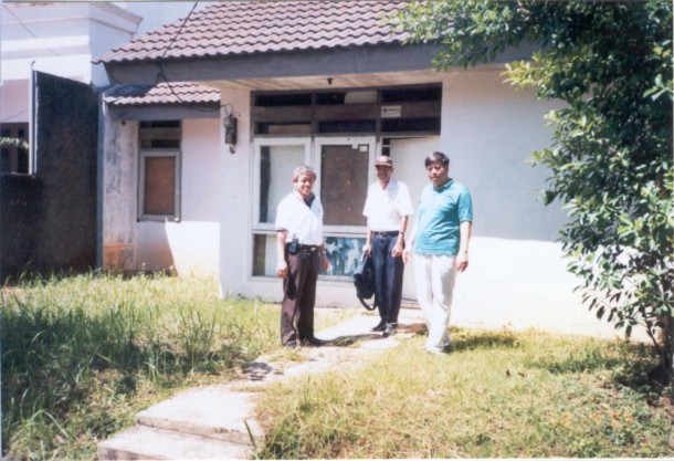 Empat Loyola-wan 69 di Jalan Oliander, Bumi Serpong Damai, Tanggerang : Sunday : 18. April 1999