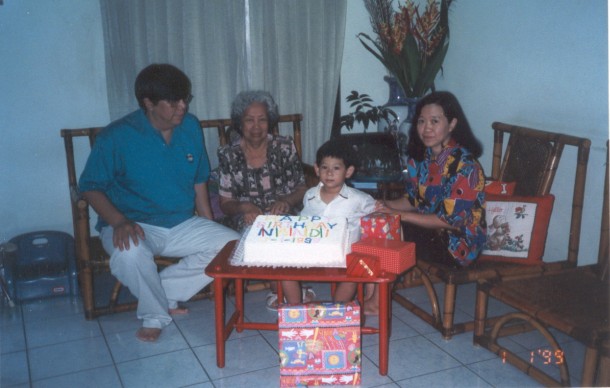 Oei Tjing Lok (Thomas Suwitono Rahardjo) (3D 1969 Kollege Loyola) dan keluarga : Friday : 01. January 1999