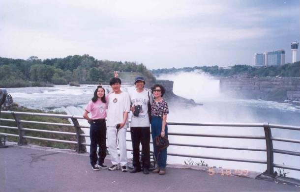 Yos Effendi Susanto dan keluarga di Niagara Falls, New York (state), USA : Tuesday : 18. May 1999
