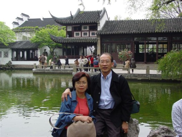Djoa Soen Hien (Johanes Maria Widagda Sulistija) (3E 1969) dan isteri di Suzhou, China : Wednesday : 09. June 2004
