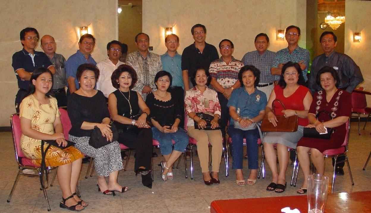Foto bersama Loyola-69 di rumah makan Bahagia (Happy) Semarang, 23 Desember 2002 : Sunday : 22. December 2002