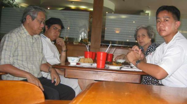 Foto keluarga Ong Djien An (Purnawan Eko Andoko) (3E 1969 Kollege Loyola) : Friday : 07. November 2003