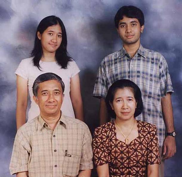 Keluarga P.M. Sulistijo (3D 1969 Kollege Loyola) : Monday : 01. December 2003