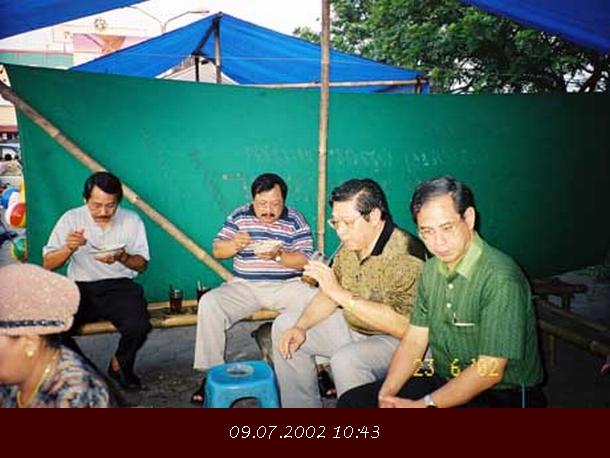 Loyola-69 lagi makan di mana ini? Di Jakarta agaknya. : Tuesday : 09. July 2002