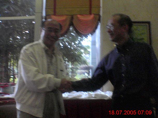 Bureng, tapi masih bisa dikenali. Tokoh-tokoh North-South Summit Meeting Loyola-69 di Hotel Bumi Karsa, Jakarta, 18 Juli 2005. : Monday : 18. July 2005