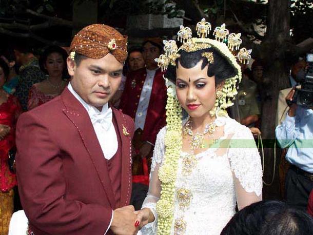 Pencatatan sipil Inka - Lia, di Gua Maria, katedral Jakarta : Tuesday : 16. August 2005