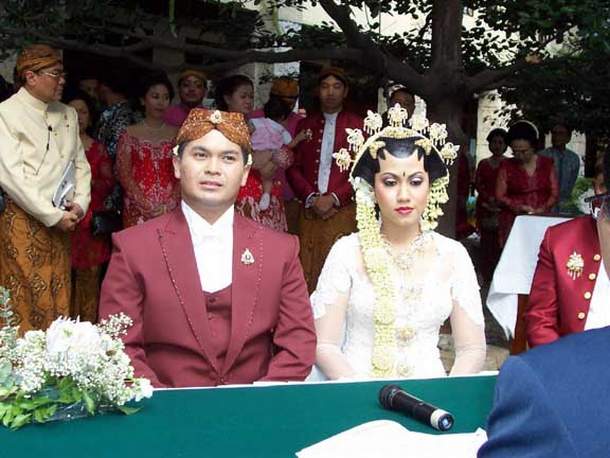 Pencatatan sipil Inka - Lia, di Gua Maria, katedral Jakarta : Tuesday : 16. August 2005