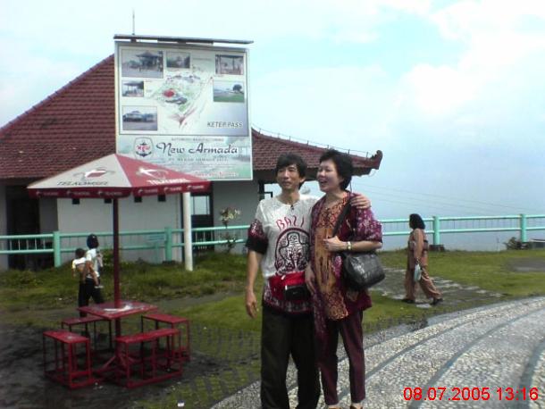 Menikmati pemandangan Merbabu - Merapi di Ketep Pass : Friday : 08. July 2005