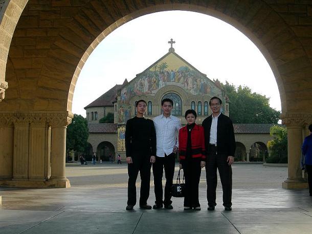 Kho Han Tjioe (August Handoko Reksosamoedro) dan keluarga di kompleks Stanford University, San Fransisco, Amerika Serikat, Desember 2005 : Friday : 23. December 2005