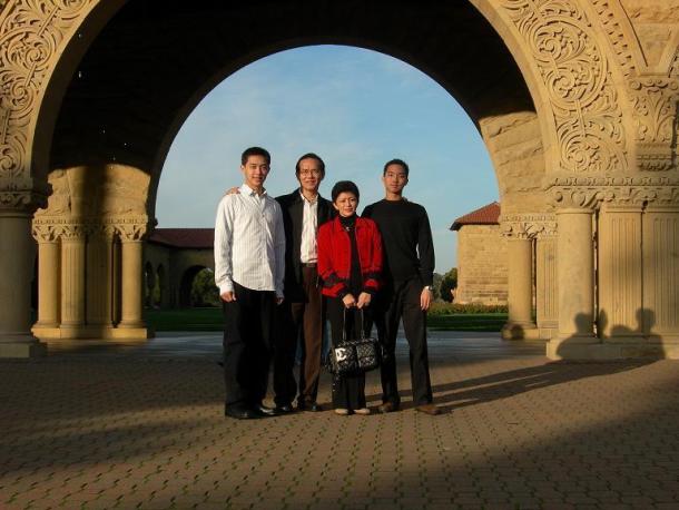 Kho Han Tjioe (August Handoko Reksosamoedro) dan keluarga di kompleks Stanford University, San Fransisco, Amerika Serikat, Desember 2005 : Friday : 23. December 2005