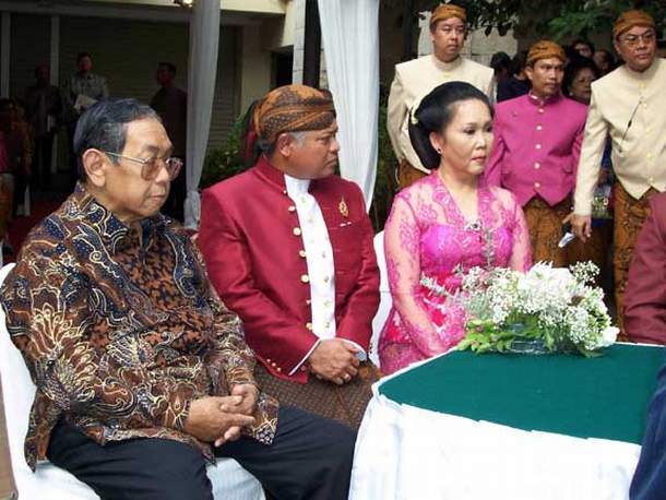 Pencatatan sipil Inka - Lia, di Gua Maria, katedral Jakarta : Tuesday : 16. August 2005