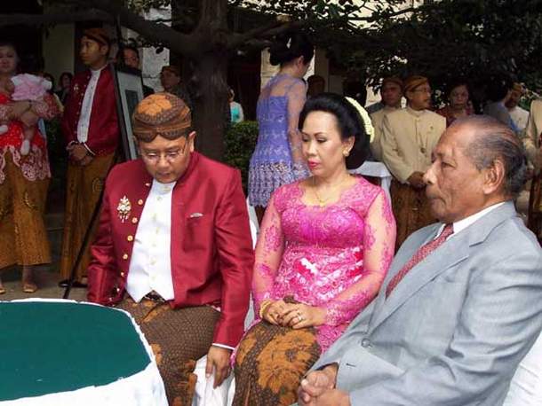 Pencatatan sipil Inka - Lia, di Gua Maria, katedral Jakarta : Tuesday : 16. August 2005