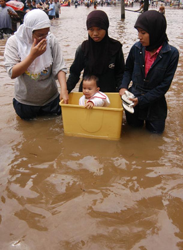 Kelapa Gading balita terapung : Sunday : 04. February 2007