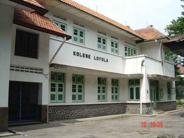 Kollege Loyola, Jalan Karanganyar 37, Semarang, pintu-gerbang timur (2007) : Tuesday : 10. April 2007