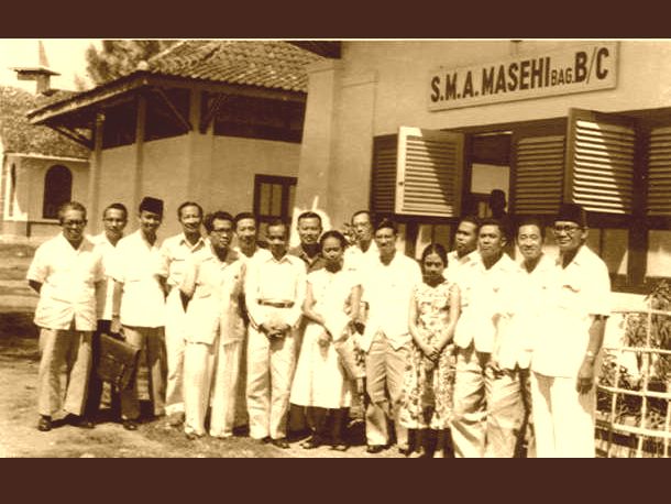 Para Pengajar SMA Masehi Mlaten : Monday :  1. January 1962