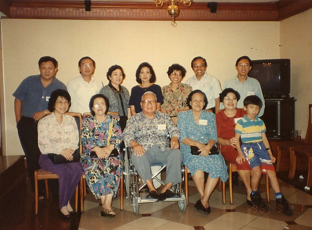 Foto Bersama dgn Almarhum Meneer Lie Sik Tiong : Tuesday :  9. January 1996