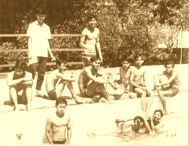 Paspal sedang berenang : Sunday : 21. March 1971