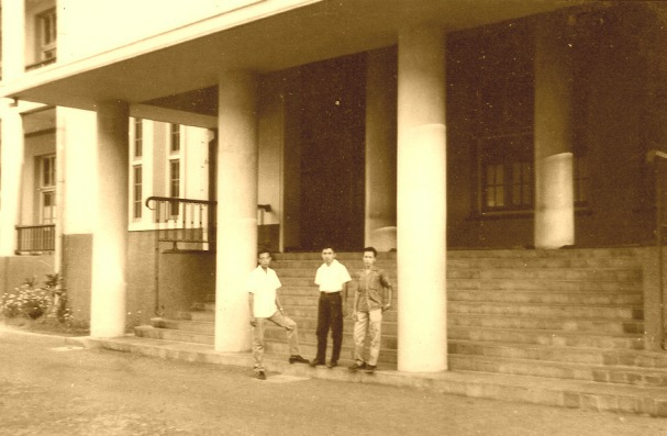 Mengunjungu Universitas Gajah Mada : Thursday :  4. July 1963