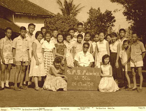 Foto Kelas 3B SMP Masehi II Sidodadi : Tuesday : 24. March 1959